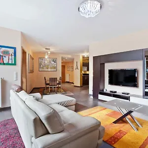  Apartment Stylish 2-bed Gem, Nature & Comfort